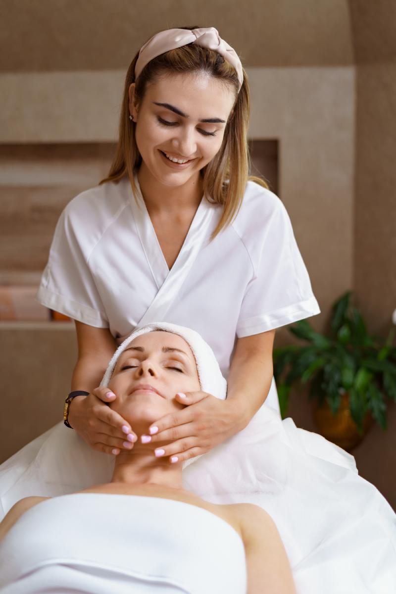 Soin du visage dans un institut de beauté