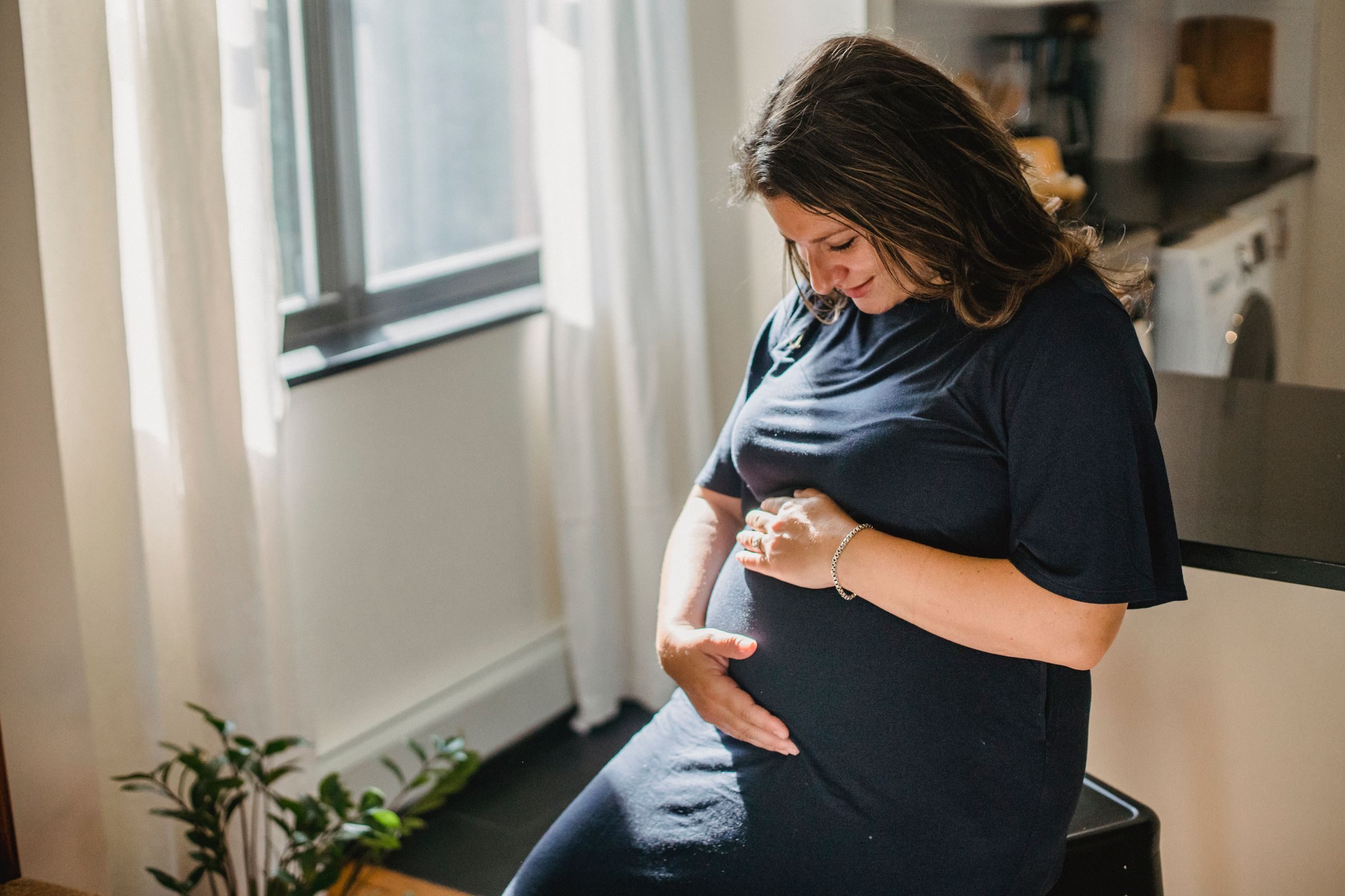 Femme enceinte qui pose les mains sur son ventre