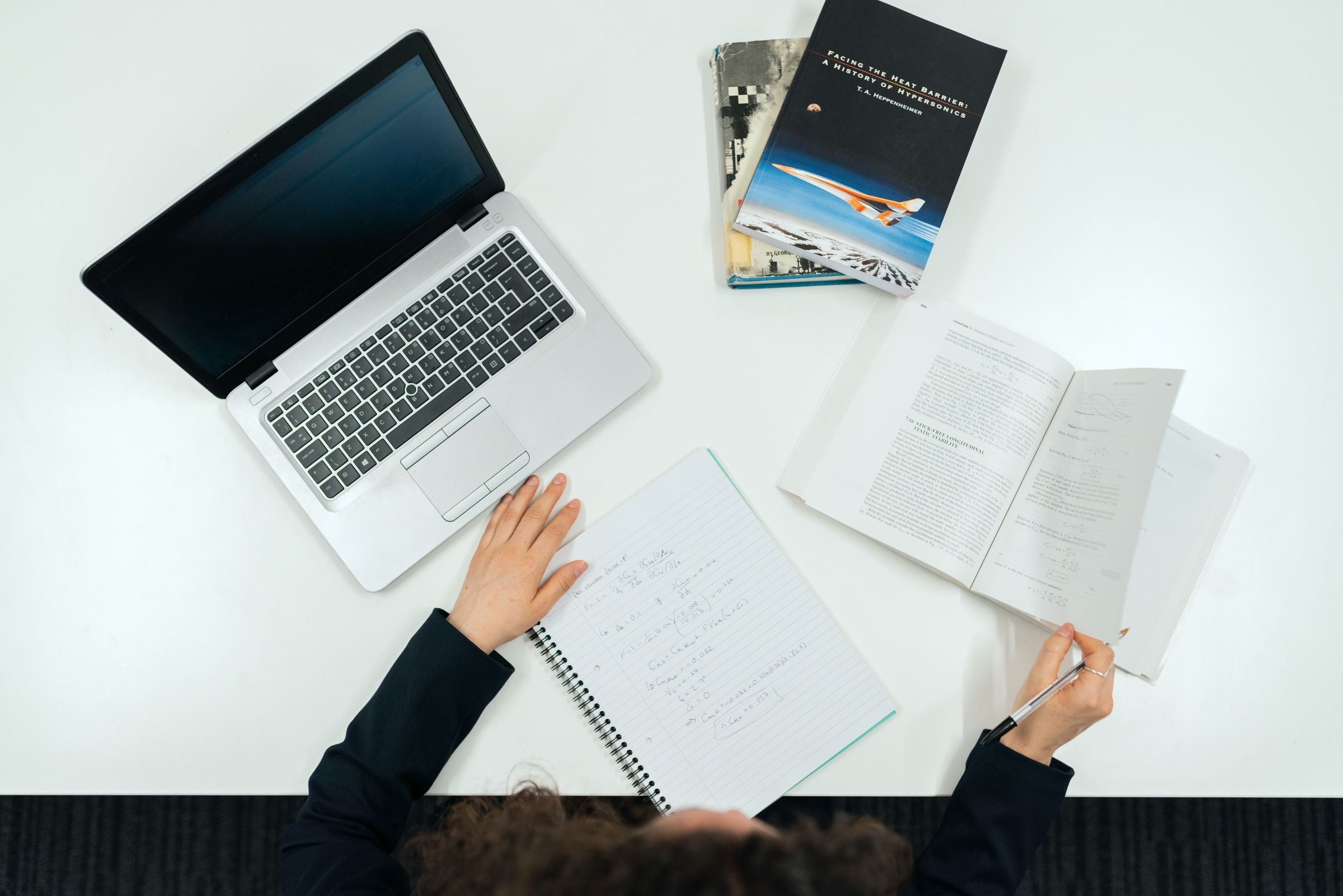 Carnet de notes et ordinateur sur un bureau