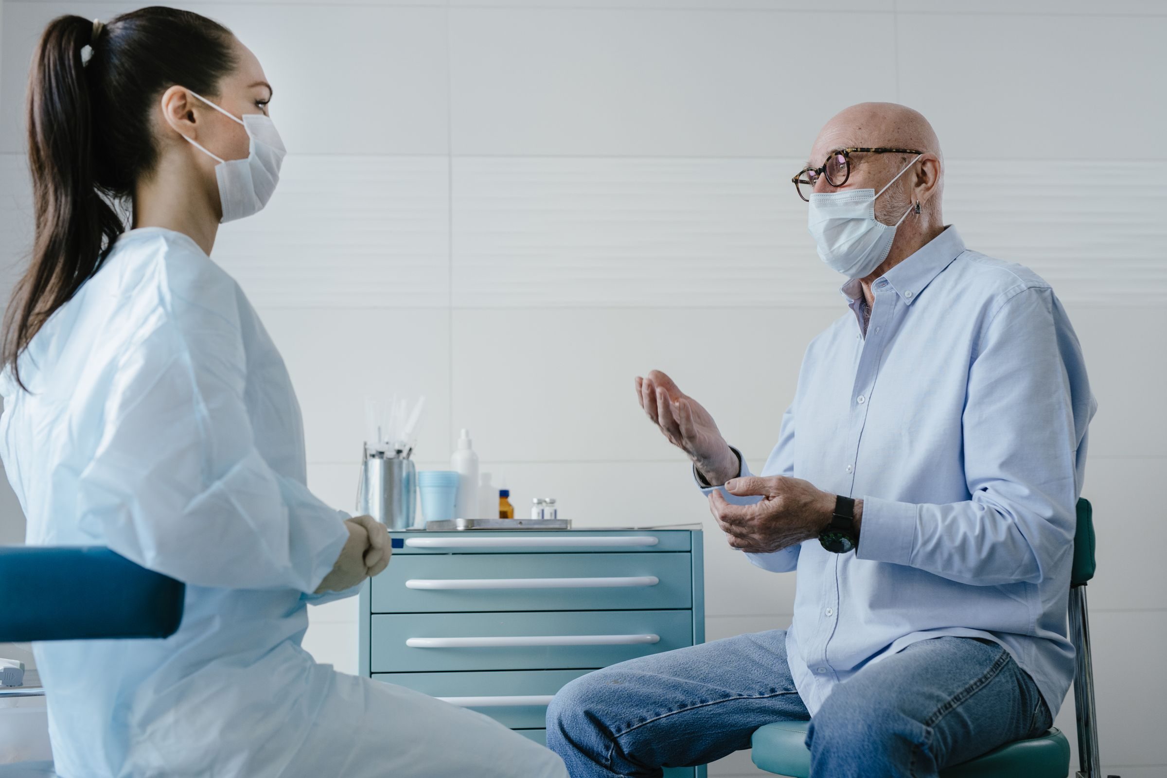 Jeune homme parlant avec un médecin dans un cabinet