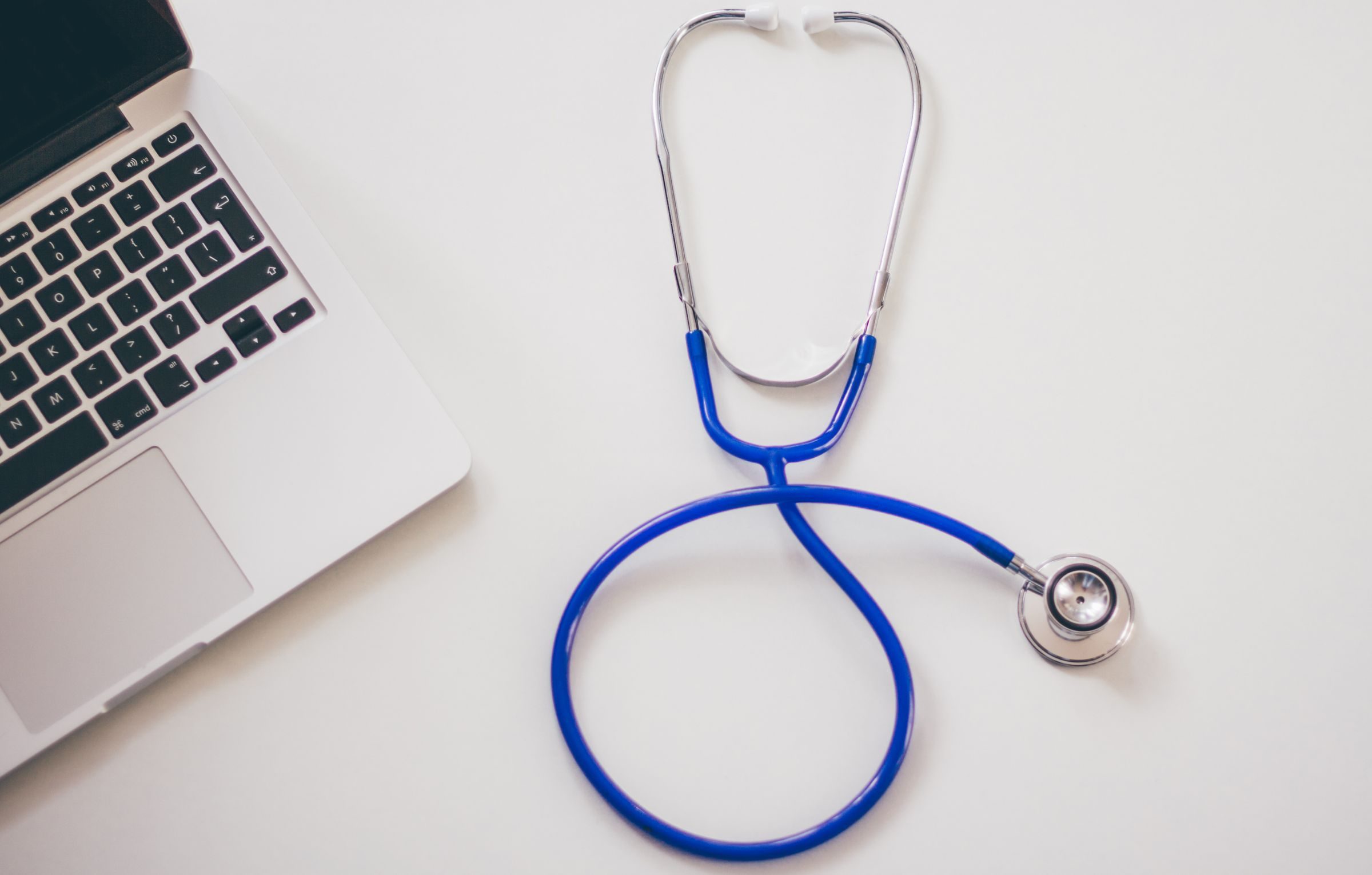 Santé Stéthoscope posé sur le bureau d’un cabinet médical
