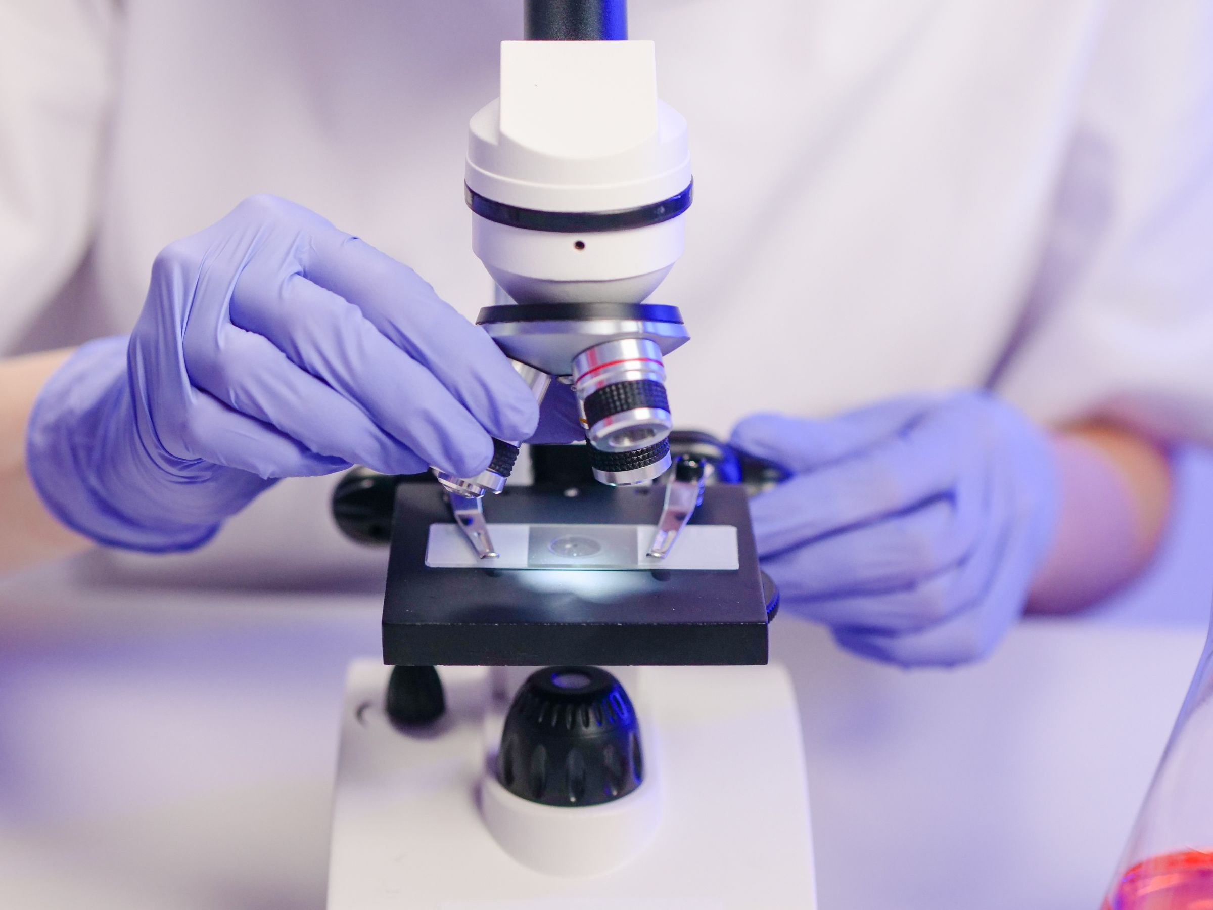 Microscope dans un laboratoire d’analyses